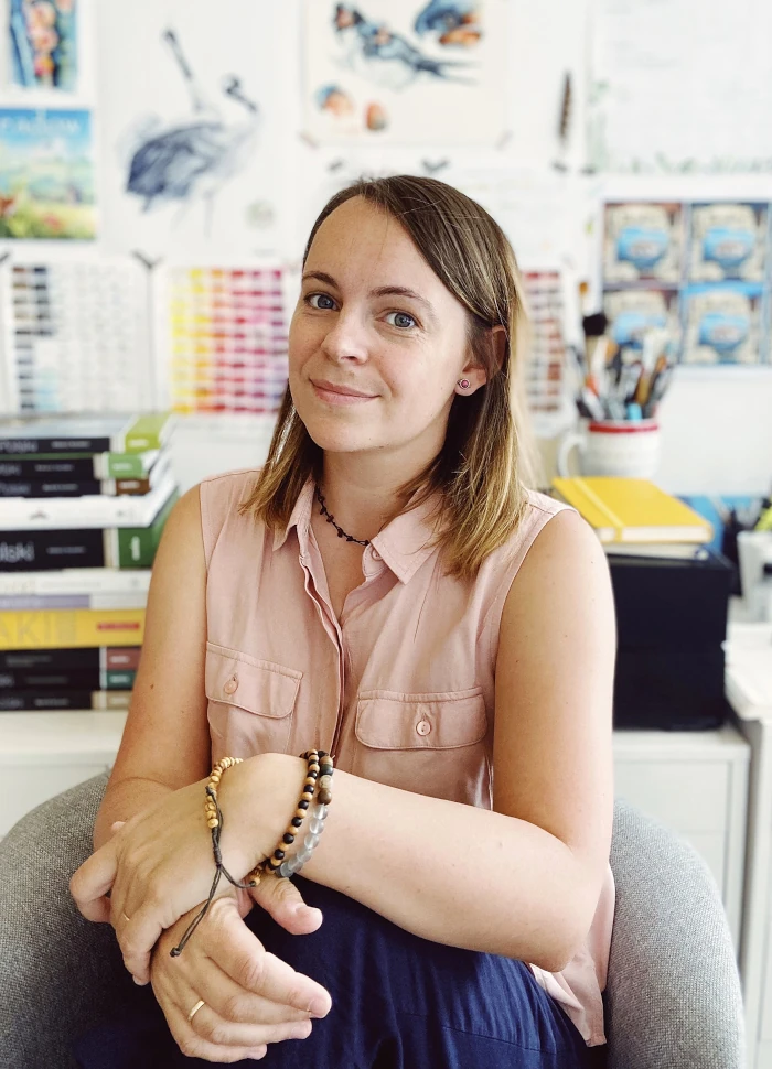 Karolina Kijak ilustratorka przyrody i akwarelistka w swojej pracowni malarskiej